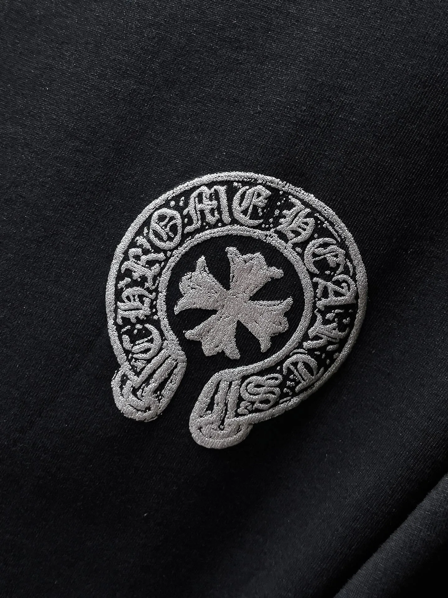 P150 New Chrome Hearts 25ss high version in summer. High gram weight, environmentally friendly and high-quality top fabric. 275g~270g. Chrome retro high-end worn short sleeves. Counter synchronization. Re-engraved version 1:1. Recommended color: black white. Size: S, M, L, XL.